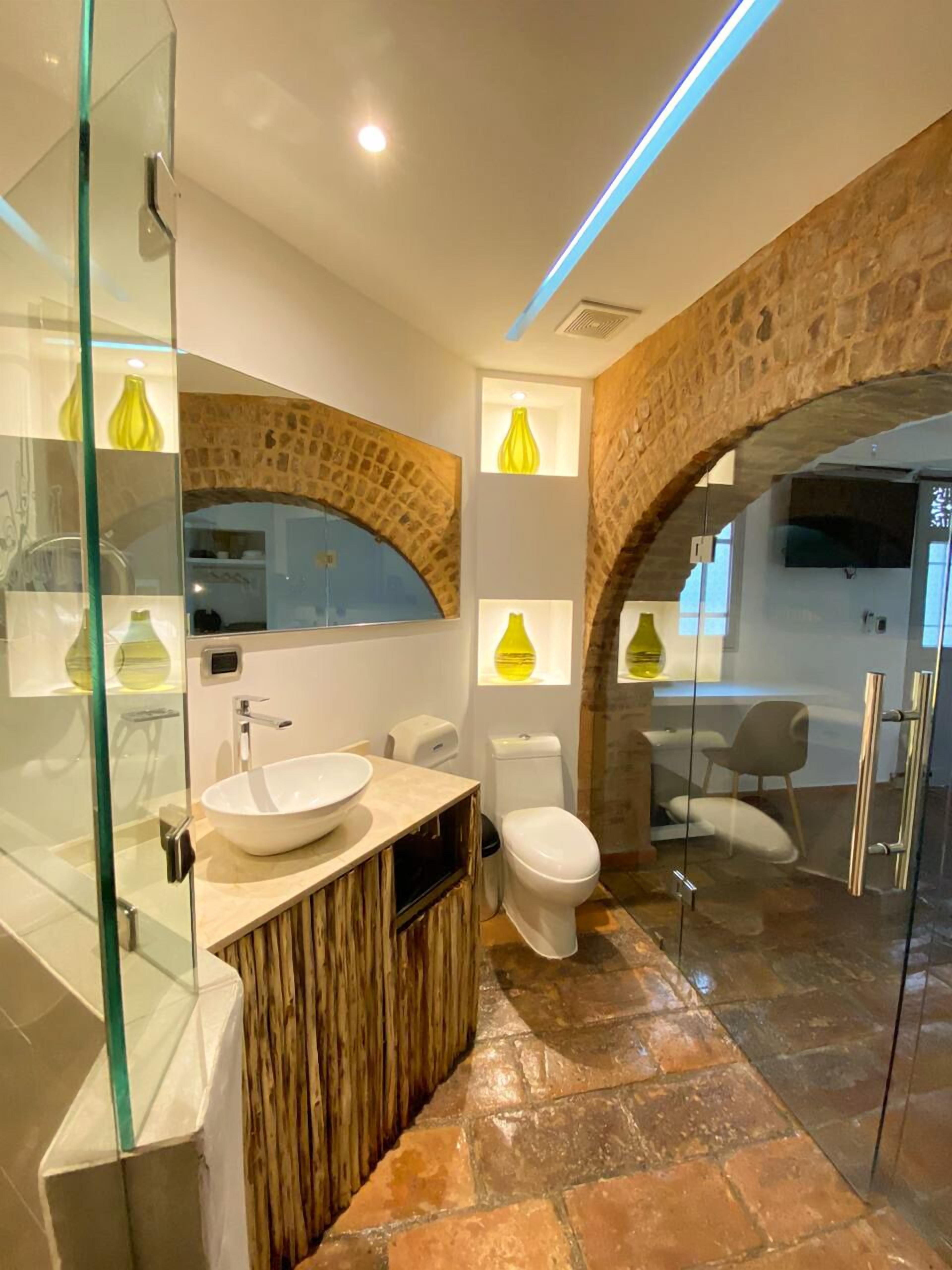 standard double room | bathroom | shower, free toiletries