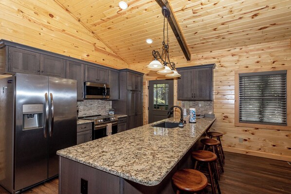 Mikrobølgeovn, ovn, kokeplater og oppvaskmaskin