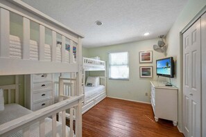 3 quartos, ferros/tábuas de passar roupa, Wi-Fi, roupa de cama