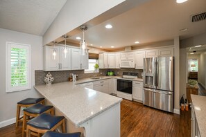 冷蔵庫、電子レンジ、オーブン、コンロ