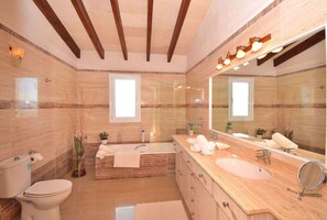 Badewanne, Haartrockner, Handtücher