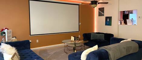 TV, musikkbibliotek, filmbibliotek og stereoanlegg