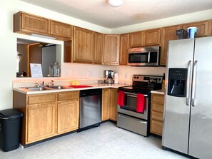 Refrigerador, microondas, horno y parrilla de estufa 