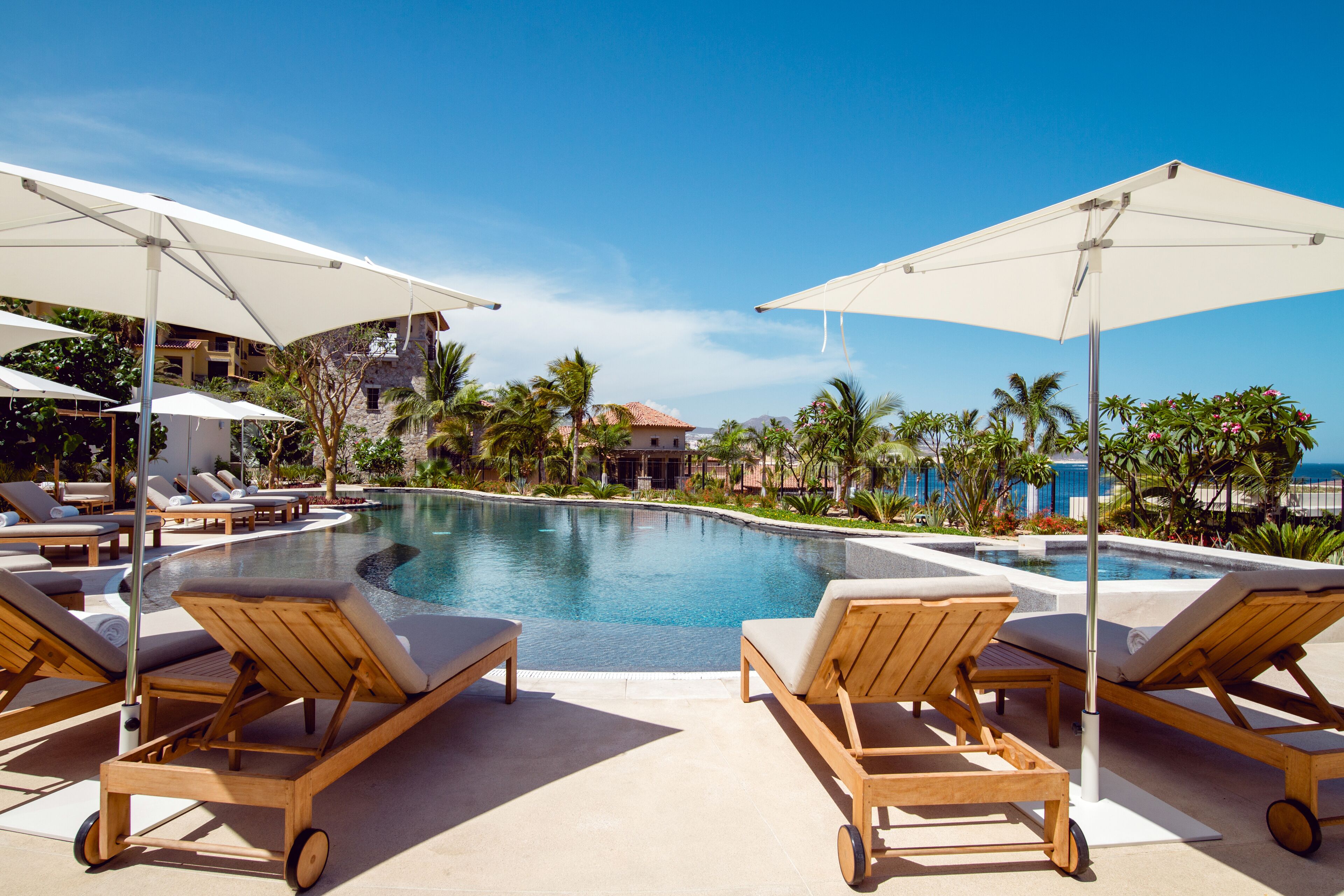 2 utendørsbassenger, bassengparasoller og solsenger