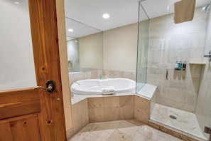 Bathtub, jetted bath, hair dryer, heated floors - Best PENTHOUSE in Vail Village - FREE Breakfast & Parking (Vail)