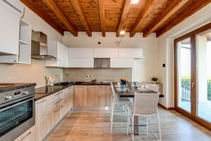 Kühlschrank, Mikrowelle, Ofen, Geschirrspüler