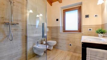 Dusche, Haartrockner, Handtücher