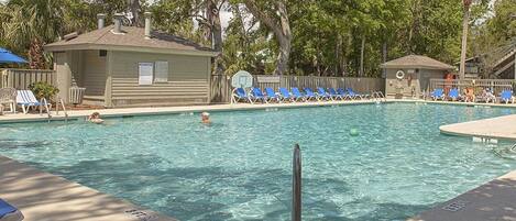 Alberca al aire libre y alberca climatizada