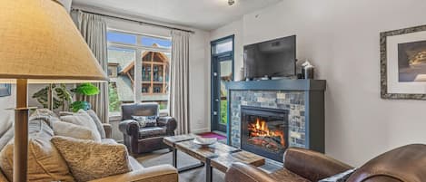 TV connectée, cheminée, baby-foot, chaîne hi-fi