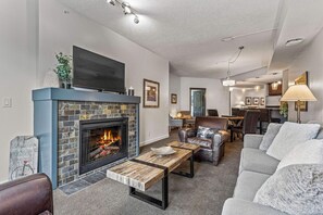 Smart TV, fireplace, foosball, stereo - Falcon's Nest, Nest in the Rockies (Canmore)