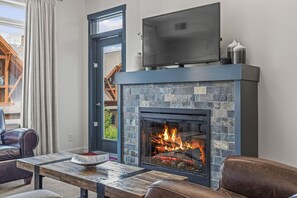 Interior - Falcon's Nest, Nest in the Rockies (Canmore)