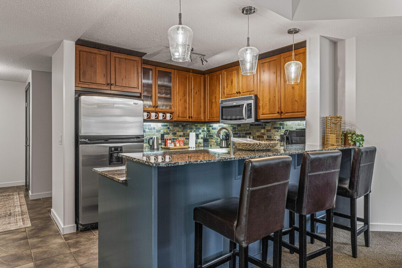 Kitchen with breakfast bar