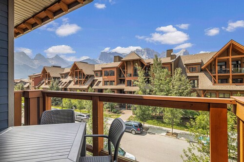 Falcon`s Nest, Nest in the Rockies
