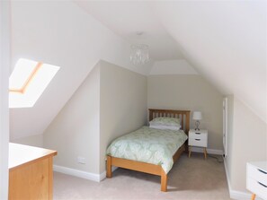 2 bedrooms, iron/ironing board, travel cot, free WiFi