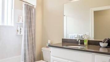 Combined shower/tub, hair dryer, towels