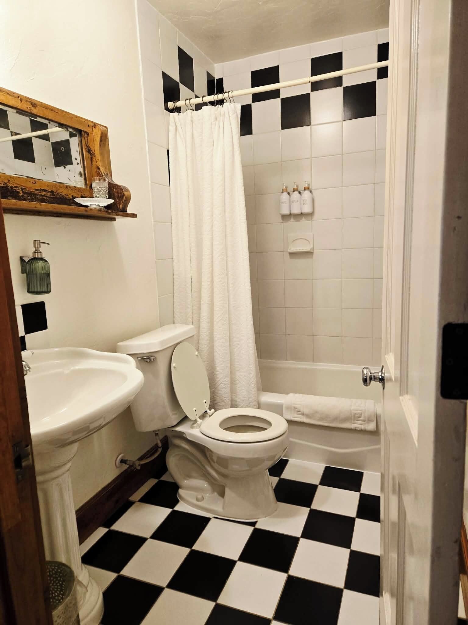 Ensemble douche/baignoire, sèche-cheveux, serviettes fournies, savon
