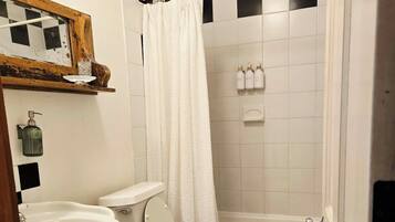 Ensemble douche/baignoire, sĂšche-cheveux, serviettes fournies, savon