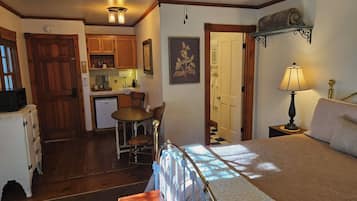 1 habitación, tabla de planchar con plancha, wifi gratis y ropa de cama