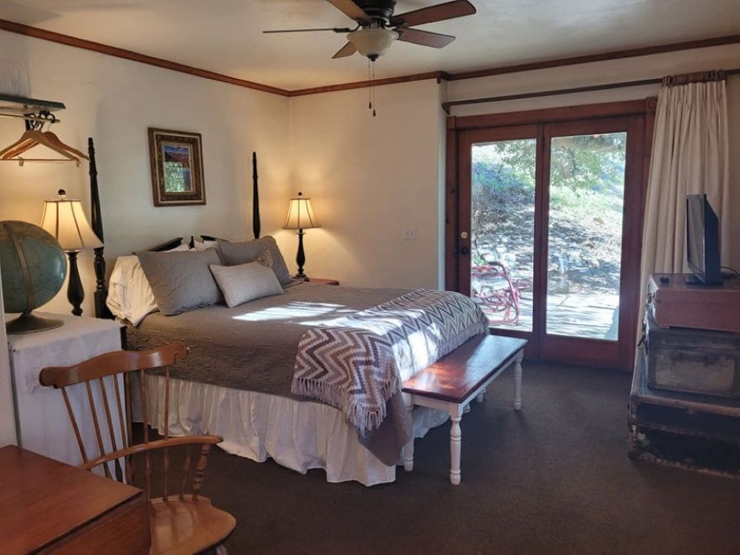 1 habitación, tabla de planchar con plancha, wifi gratis y ropa de cama 