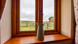 A window with a wooden frame and a vase on the sill. - Cider House at Oosland Barns - sleeps 4 guests  in 2 bedrooms (Bidford-on-Avon)