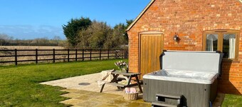 Cider House at Oosland Barns - sleeps 4 guests  in 2 bedrooms