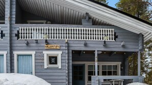 Un bâtiment à deux étages doté d’un balcon, d’une enseigne indiquant « MILLANTUPA » et d’une porte sur laquelle est inscrit le numéro « 4B ».