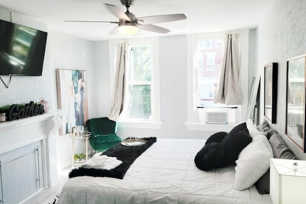 4 soverom, skrivebord, strykejern/-brett og reiseseng for barn