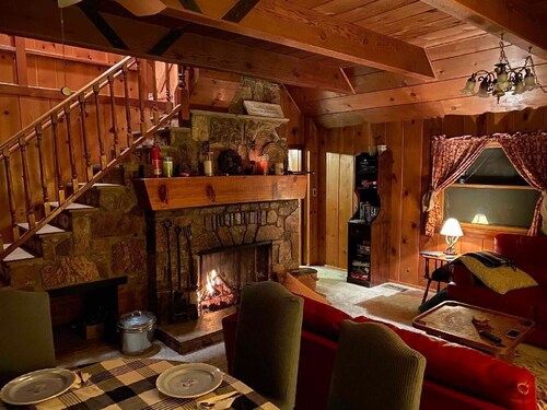 Cozy, Beautiful, and Quiet Log Cabin! Dog friendly