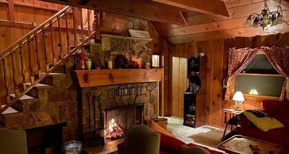 Cozy, Beautiful, and Quiet Log Cabin! Dog friendly