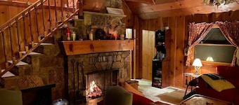 Cozy, Beautiful, and Quiet Log Cabin! Dog friendly