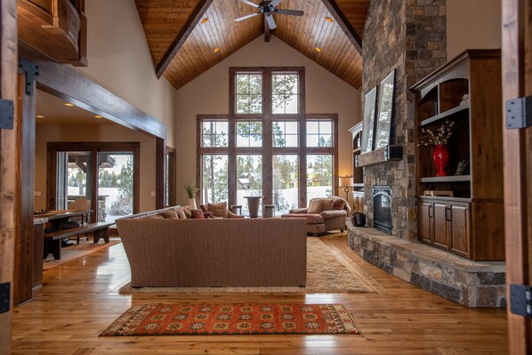 Televisión y chimenea