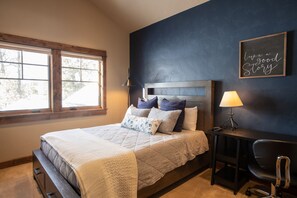 4 عدّة غرف نوم وخدمة الإنترنت وملاءات أسرّة