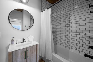 Suihku, hiustenkuivaaja, pyyhkeet, saippua