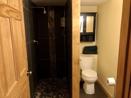 Comfortable apartment with spectacular mountain and ocean views. 