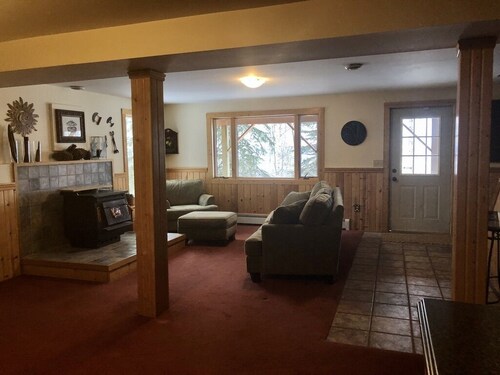 Comfortable apartment with spectacular mountain and ocean views. 