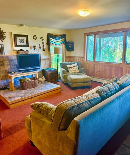 Comfortable apartment with spectacular mountain and ocean views. 