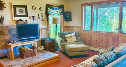 Comfortable apartment with spectacular mountain and ocean views.