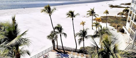 Am Strand, Liegestühle, Strandtücher