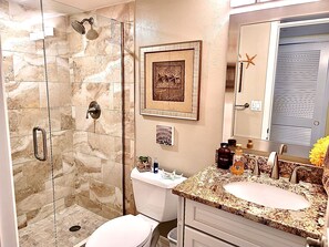 Dusche, Haartrockner, Handtücher, Seife