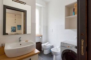Shower, hair dryer, bidet, towels - GuestHost - City Life & MiCo Cosy and Functional Apartment (Milano)