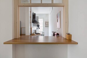 Et køkken med træbordplade, sort emfang og udsigt til det tilstødende spiseområde.