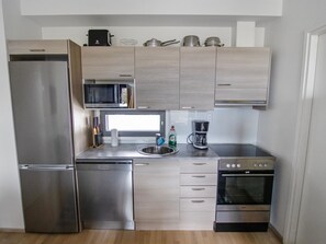 Fridge, microwave, dishwasher, cookware/dishes/utensils