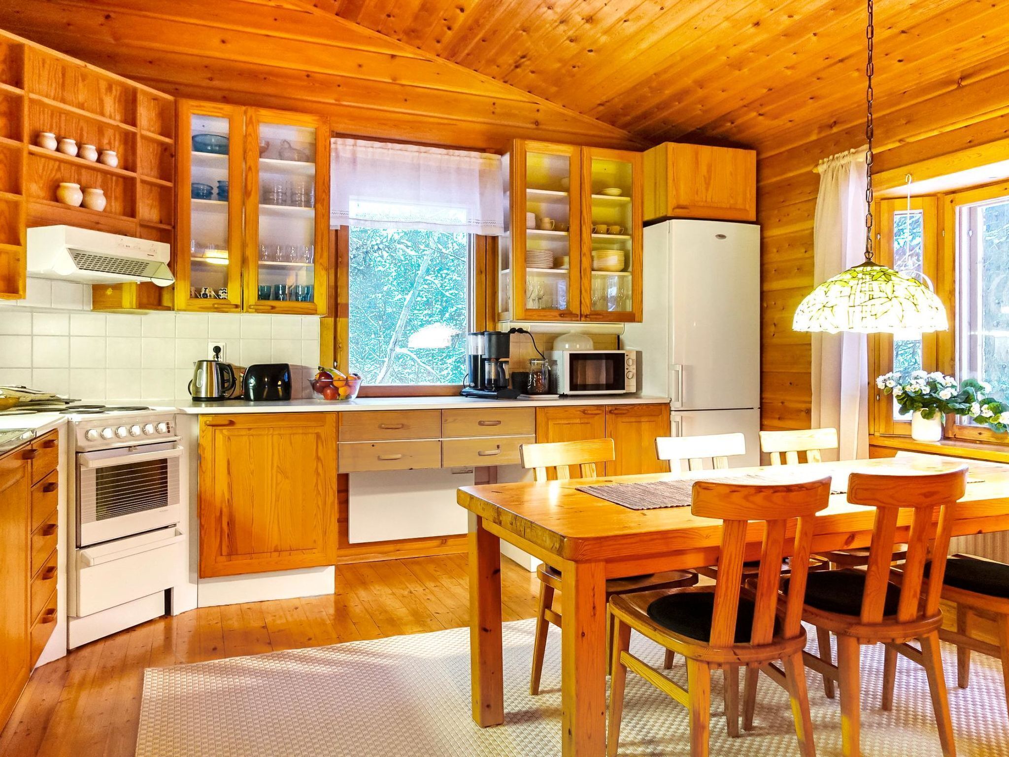 Refrigerador, microondas, lavavajillas y utensilios de cocina 