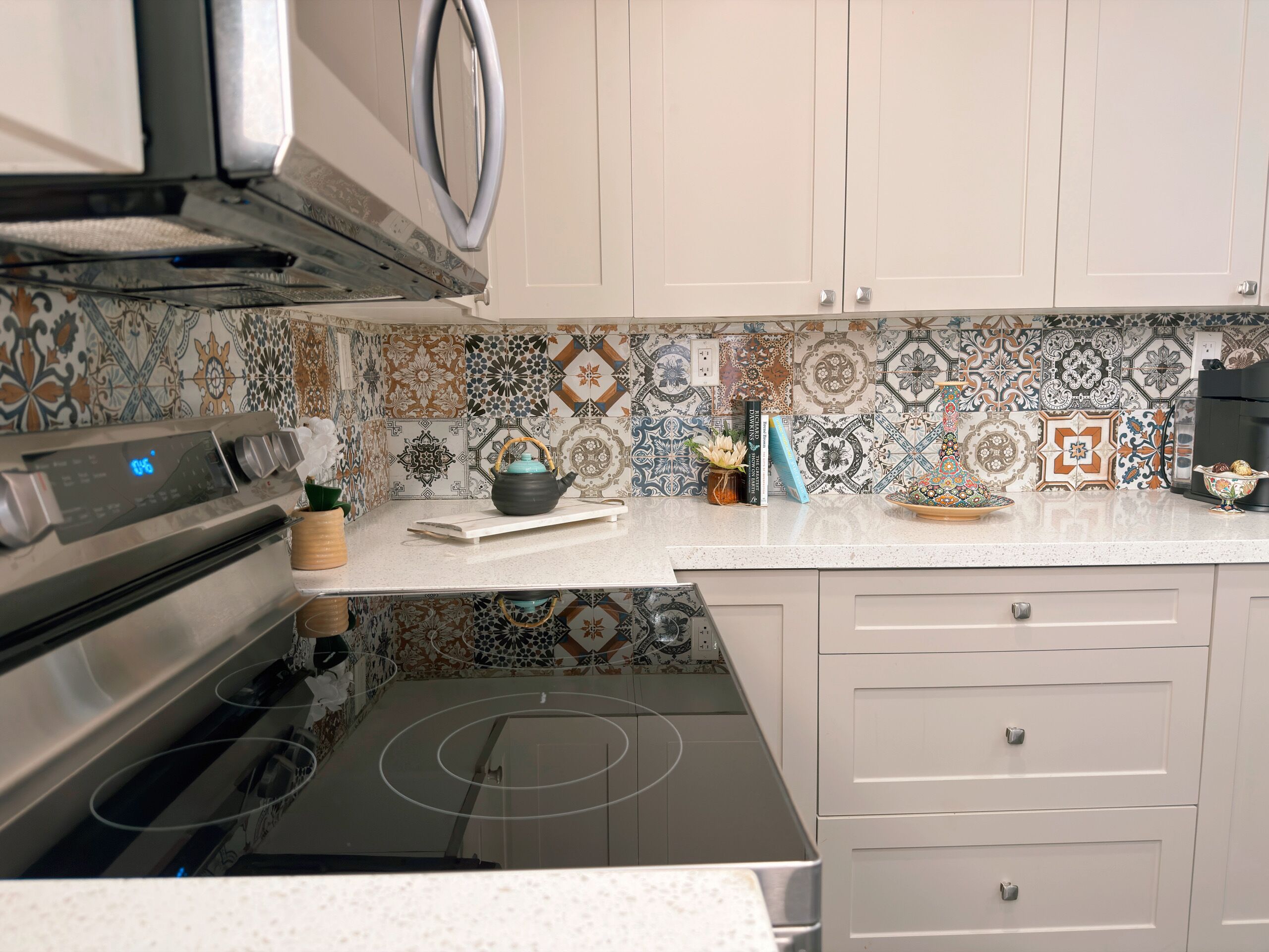 Réfrigérateur, four à micro-ondes, un four, surface de cuisson