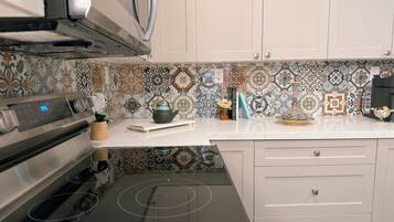 Réfrigérateur, four à micro-ondes, un four, surface de cuisson