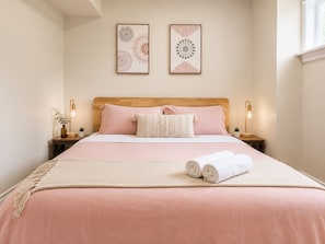 2 chambres, bureau, fer et planche à repasser, lit de bébé portatif