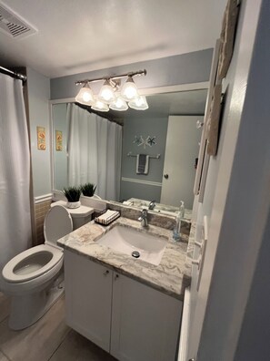 Suihkun ja ammeen yhdistelmä, pyyhkeet, saippua, vessapaperi