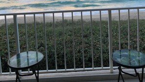 A balcony with a view of the ocean and beach. - Amazing Beachfront Condo (Jensen Beach)