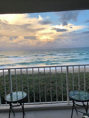 Property grounds - Amazing Beachfront Condo (Jensen Beach)