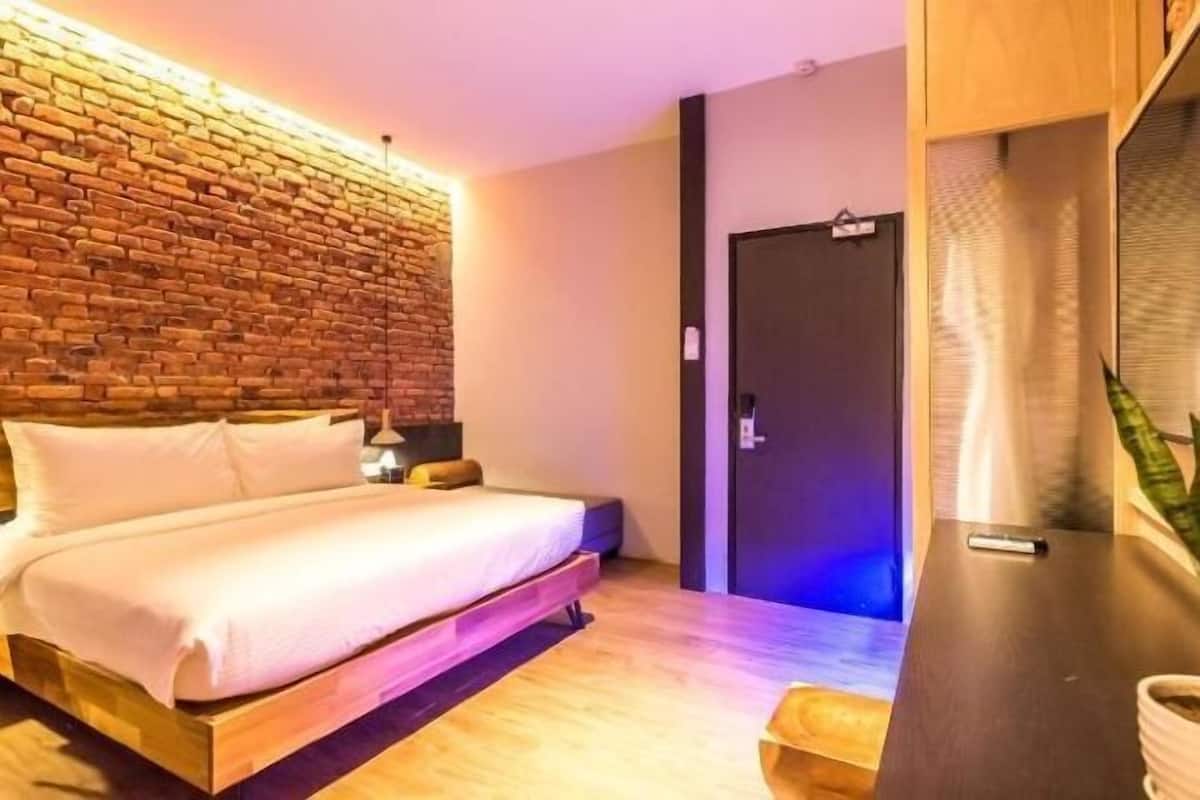 1 bedroom, in-room safe, desk, iron/ironing board